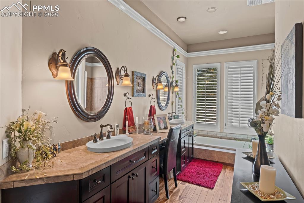 Image 32 of 50: Bathroom