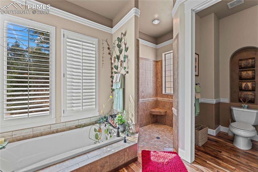 Image 33 of 50: Bathroom