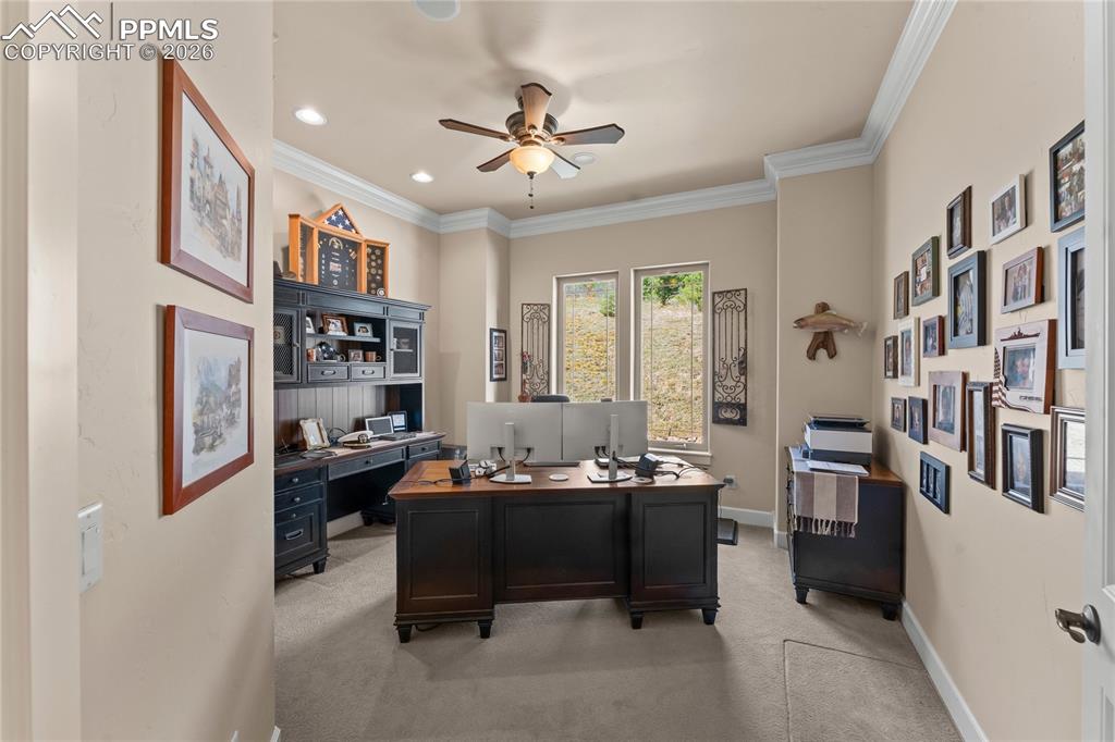 Image 34 of 50: Office