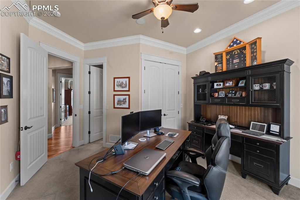 Image 35 of 50: Office