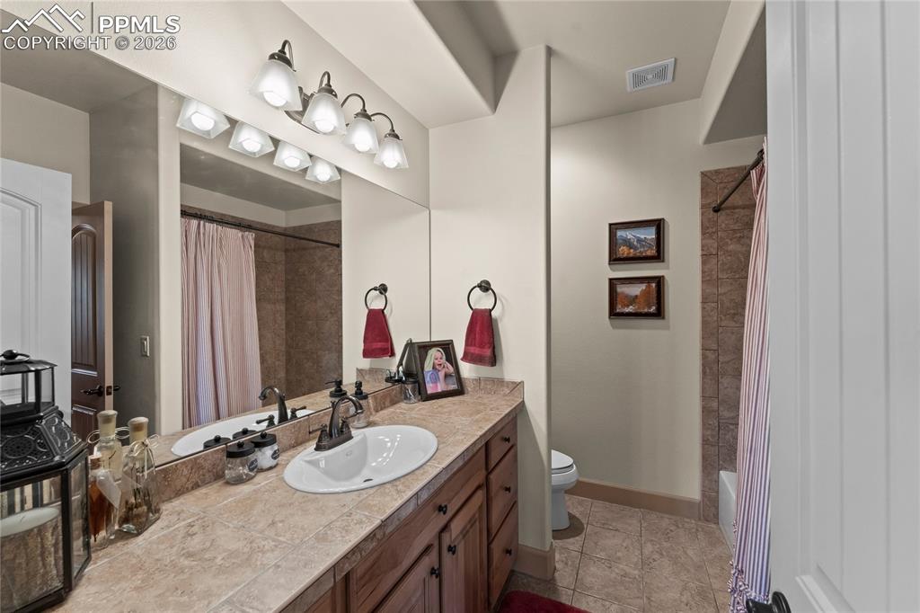 Image 48 of 50: Bathroom