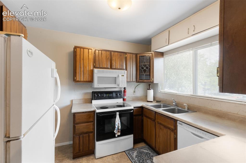 Image 18 of 34: Kitchen
