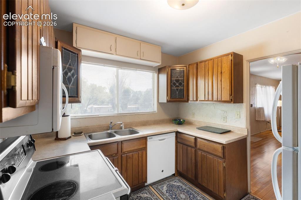 Image 19 of 34: Kitchen