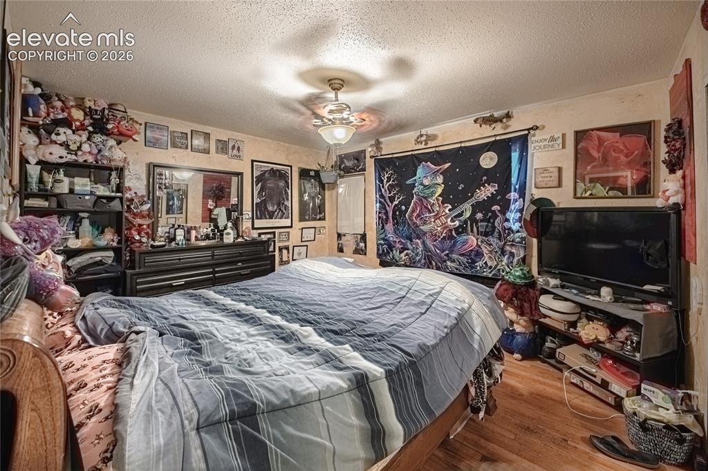 Image 17 of 44: Bedroom