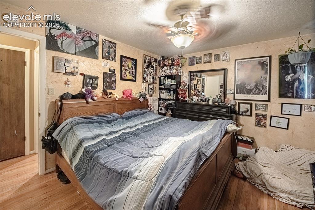 Image 18 of 44: Bedroom