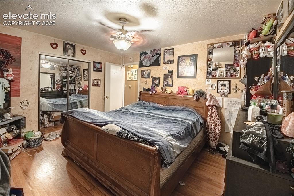 Image 19 of 44: Bedroom
