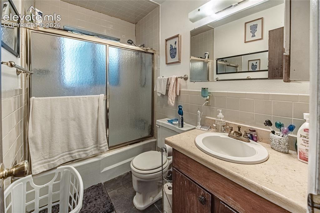 Image 20 of 44: Bathroom