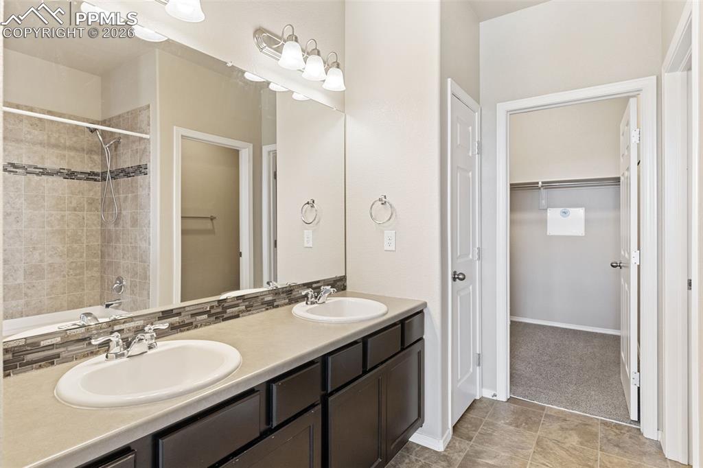 Image 21 of 30: Bathroom