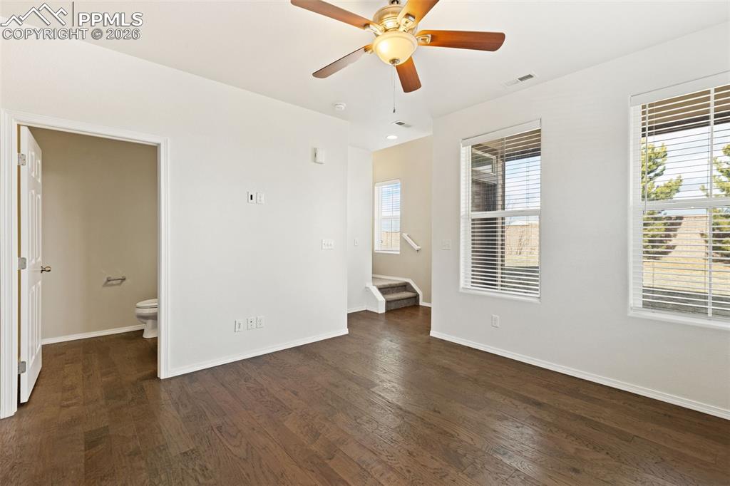 Image 4 of 30: Bedroom