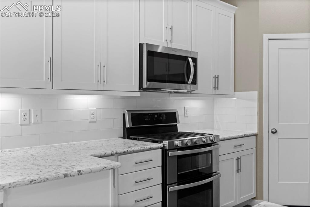 Image 13 of 41: Kitchen