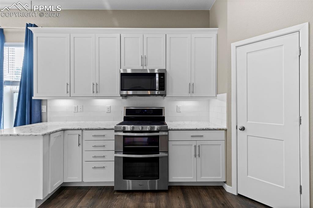 Image 16 of 41: Kitchen