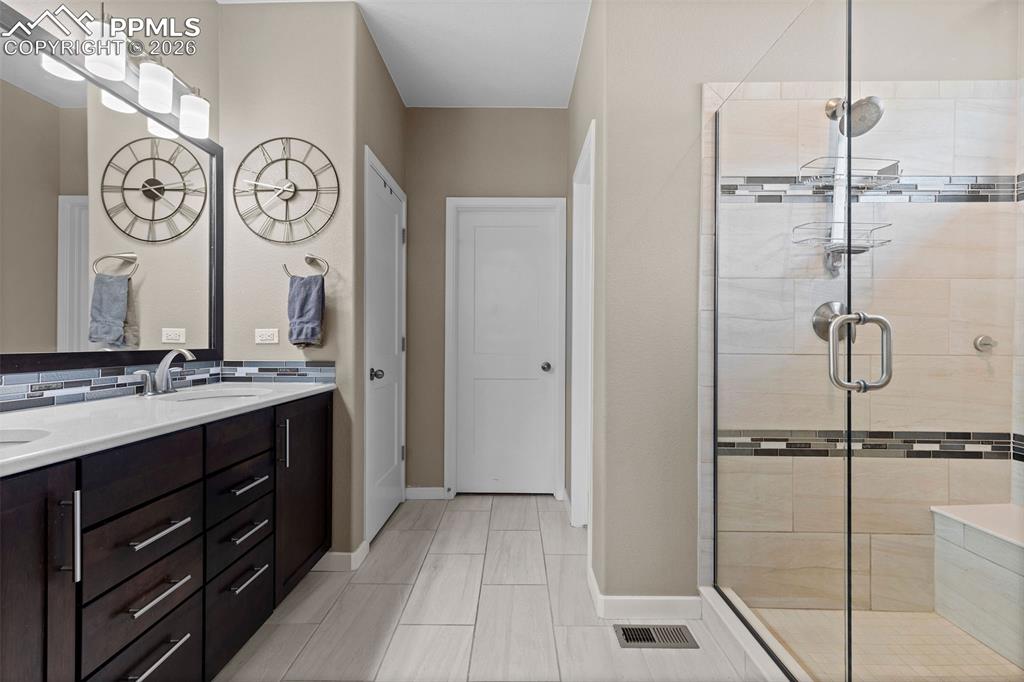 Image 26 of 41: Bathroom