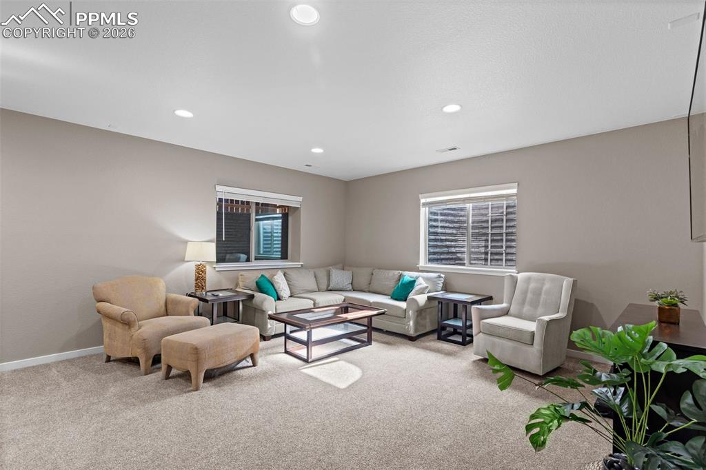 Image 36 of 41: Living Room