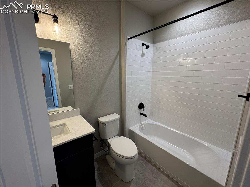 Image 11 of 13: Bathroom