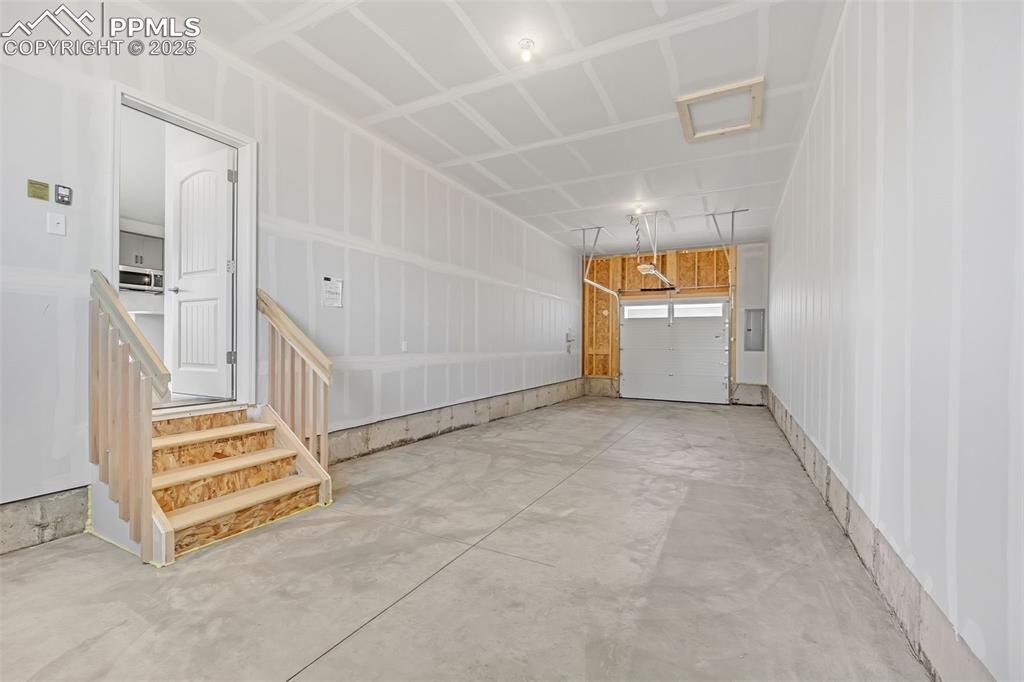 Image 26 of 34: Garage