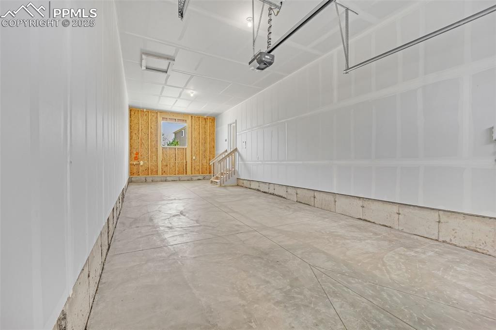 Image 27 of 34: Garage