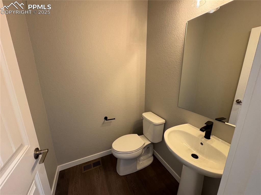 Image 6 of 13: Bathroom
