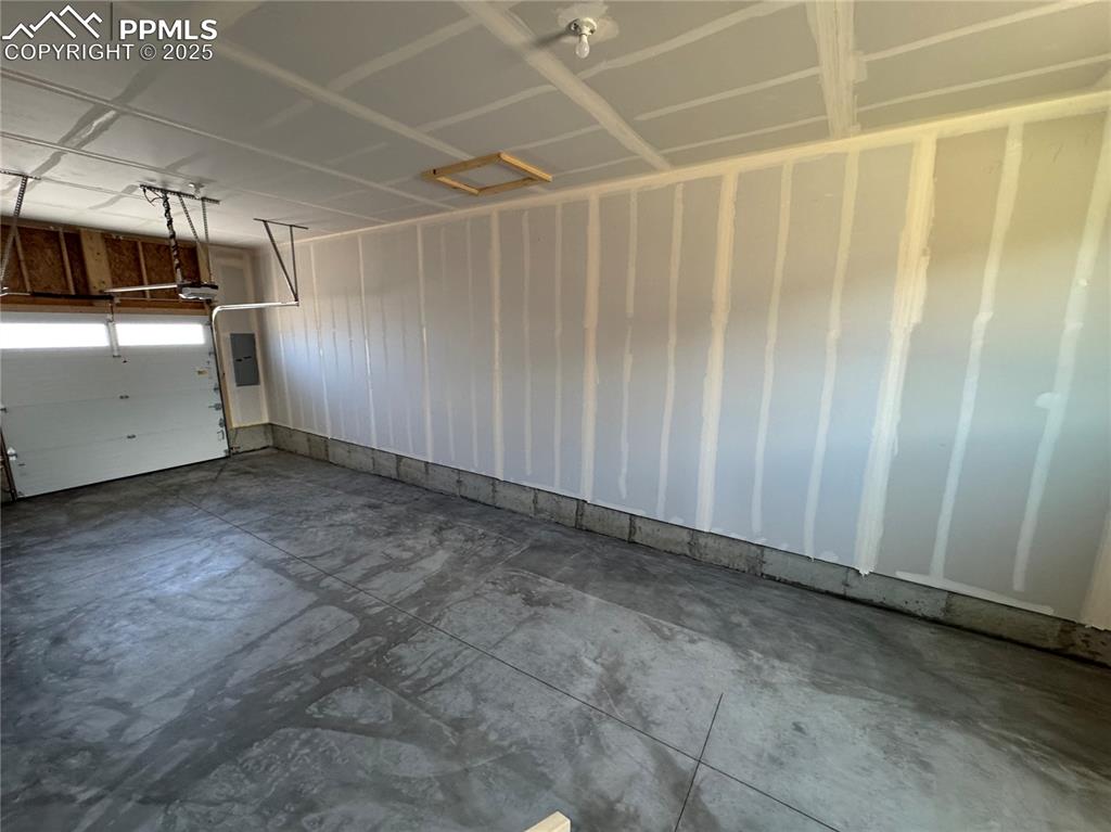 Image 7 of 13: Garage