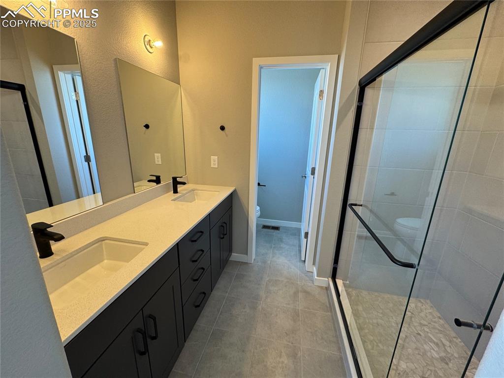 Image 9 of 13: Bathroom