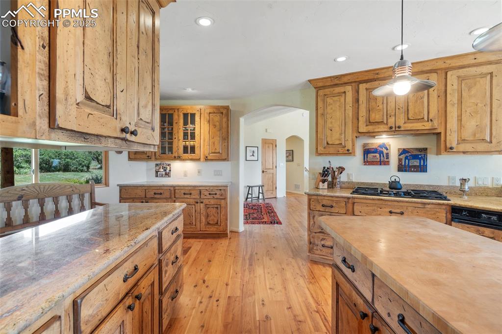 Image 10 of 50: Kitchen