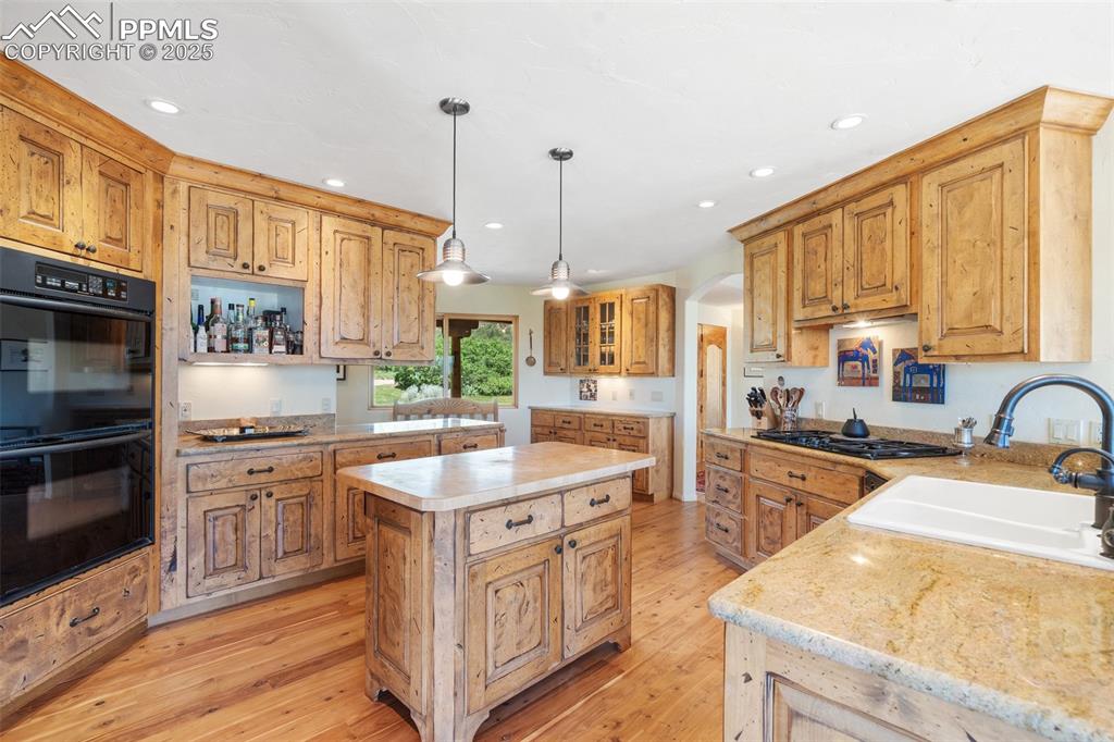 Image 12 of 50: Kitchen