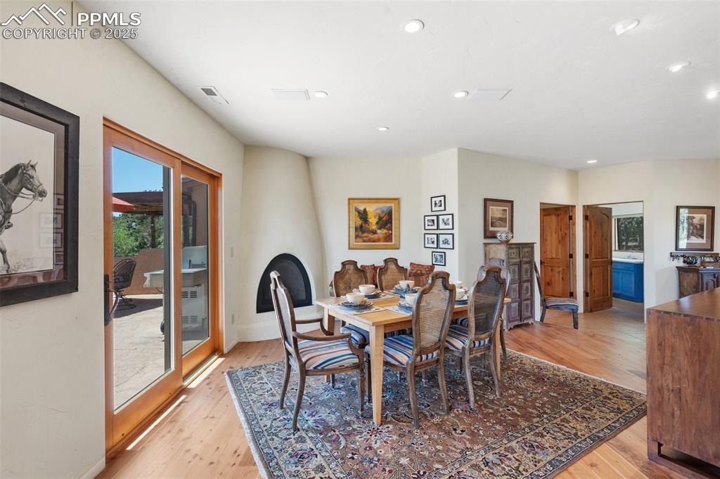 Image 14 of 50: Dining Room