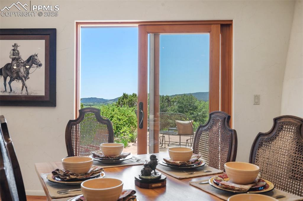 Image 15 of 50: Dining Room