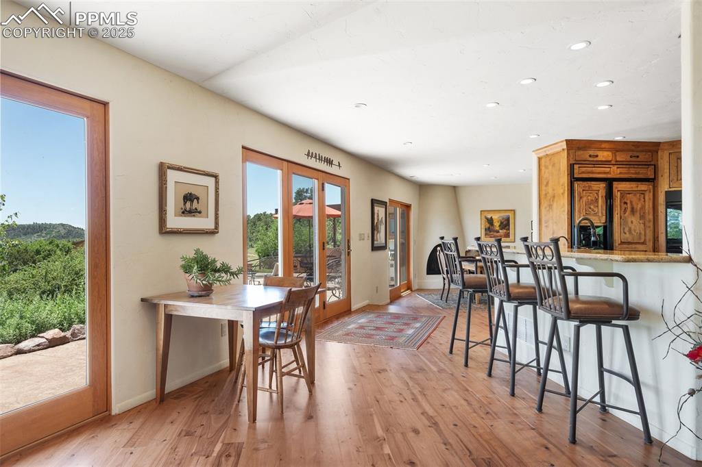 Image 17 of 50: Dining Area