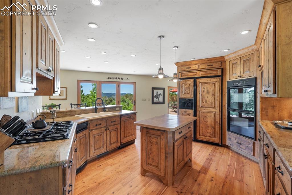 Image 8 of 50: Kitchen