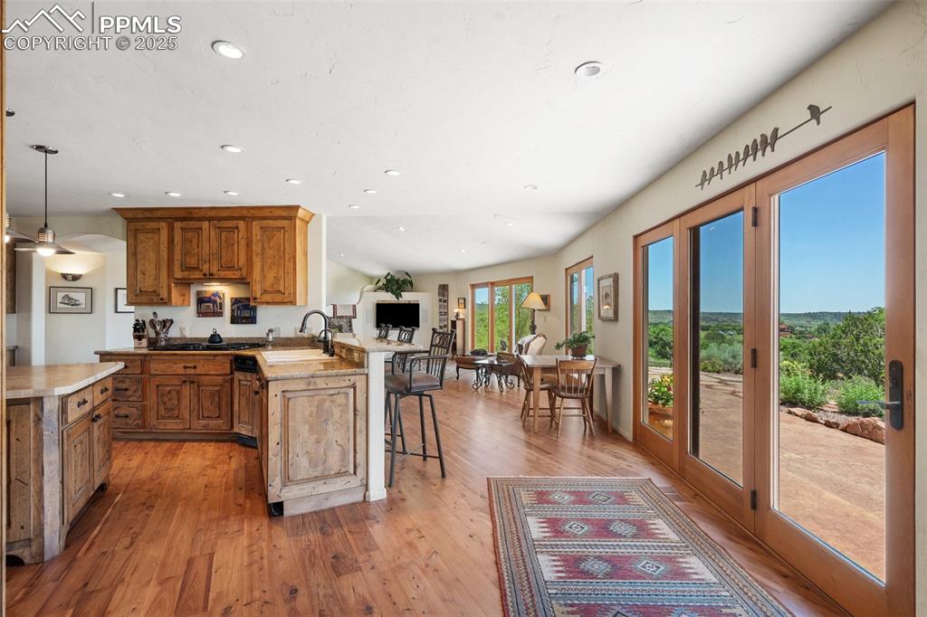 Image 9 of 50: Kitchen