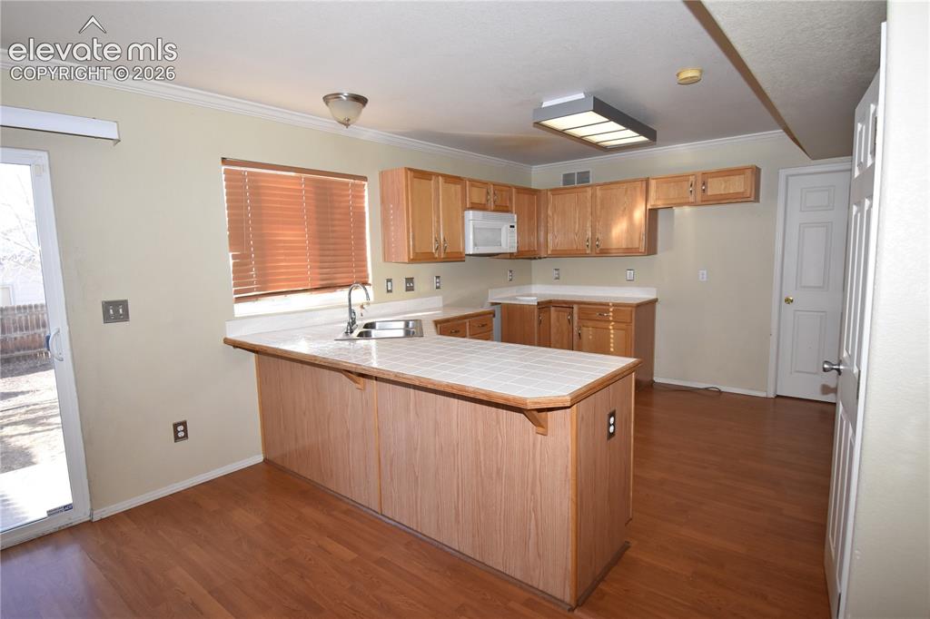 Image 4 of 8: Kitchen