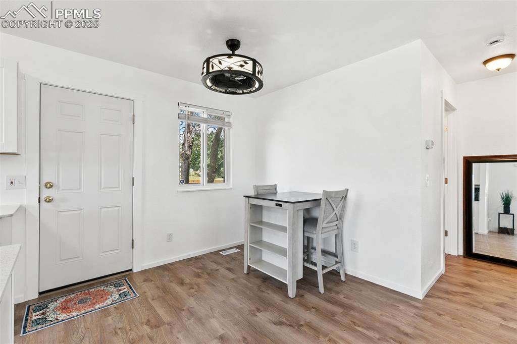 Image 10 of 27: Dining Area