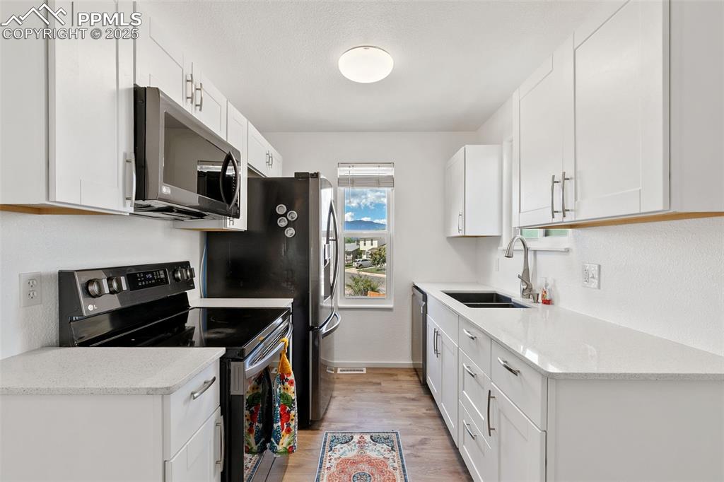 Image 11 of 27: Kitchen