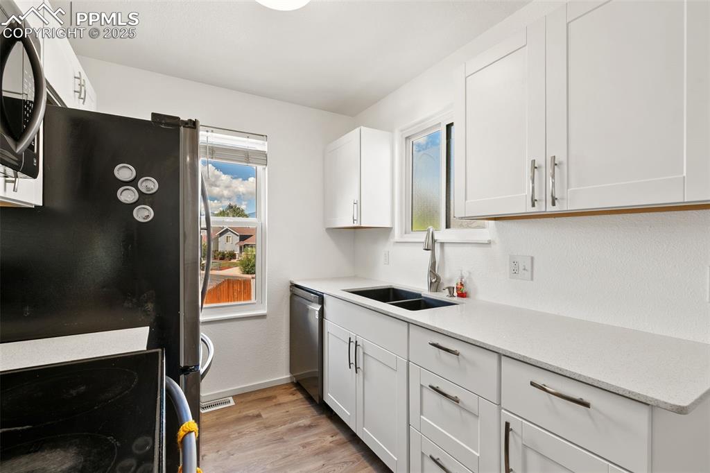 Image 12 of 27: Kitchen