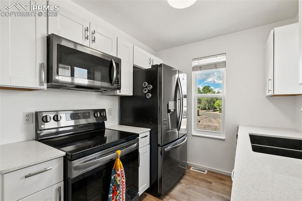 Image 13 of 27: Kitchen