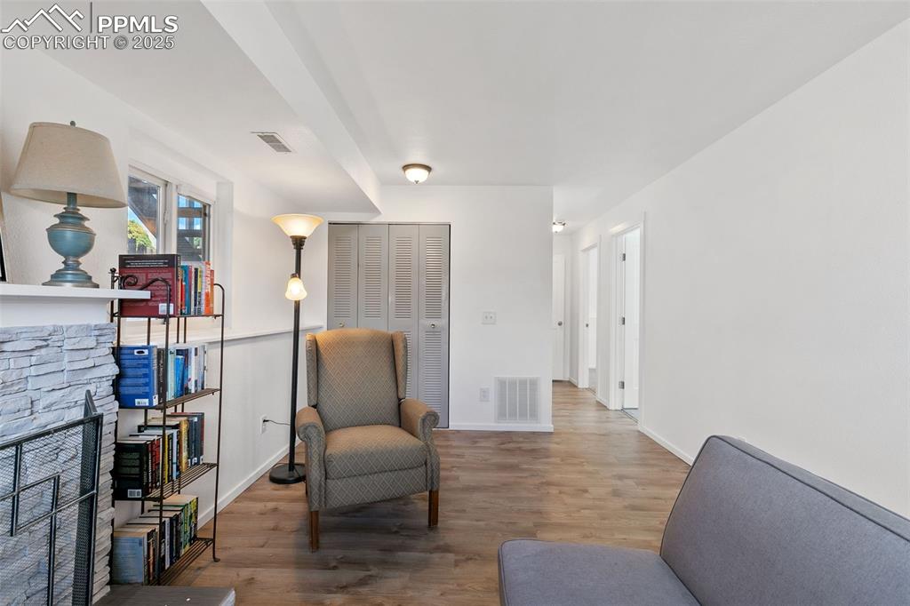 Image 15 of 27: Sitting Room