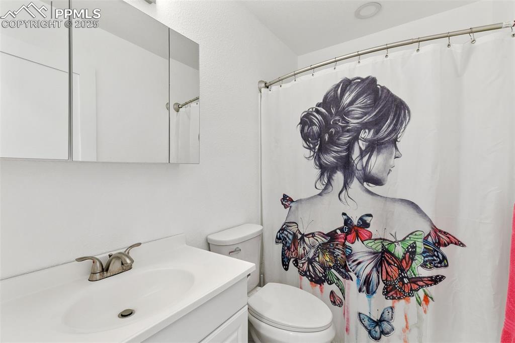 Image 19 of 27: Bathroom