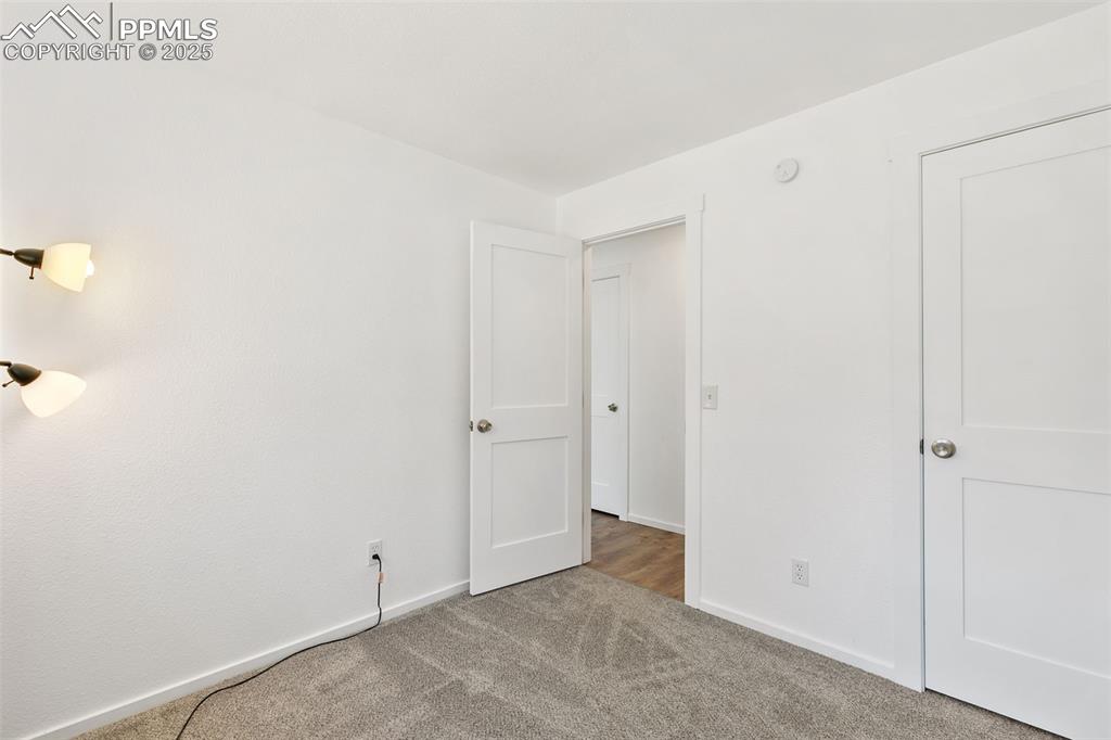 Image 23 of 27: Bedroom