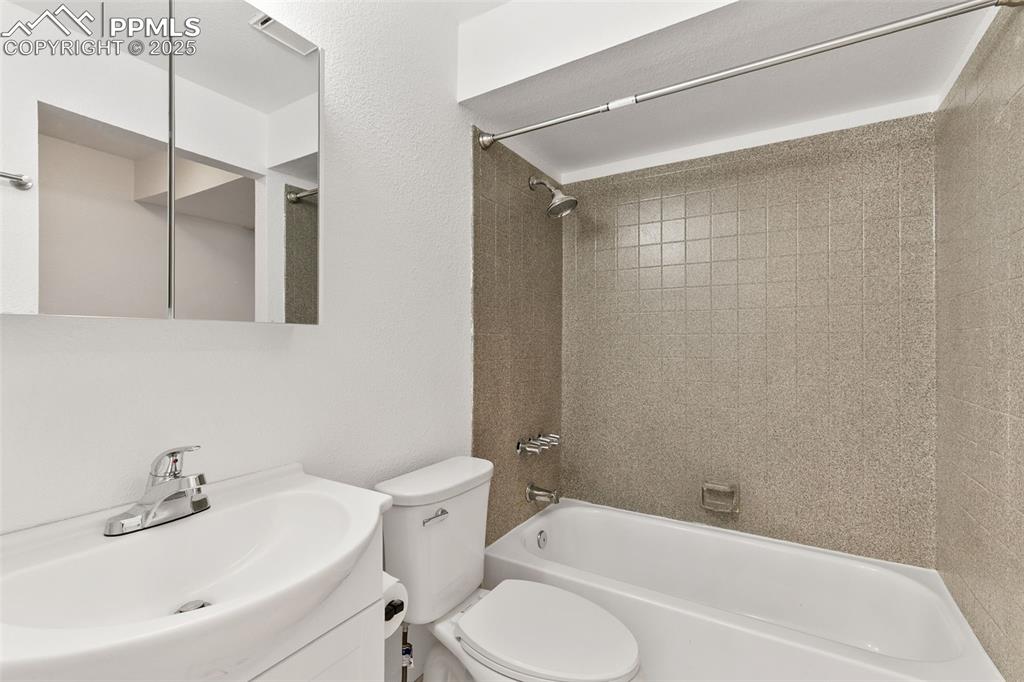 Image 24 of 27: Bathroom