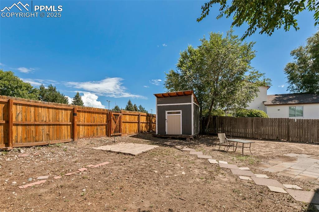 Image 26 of 27: Yard