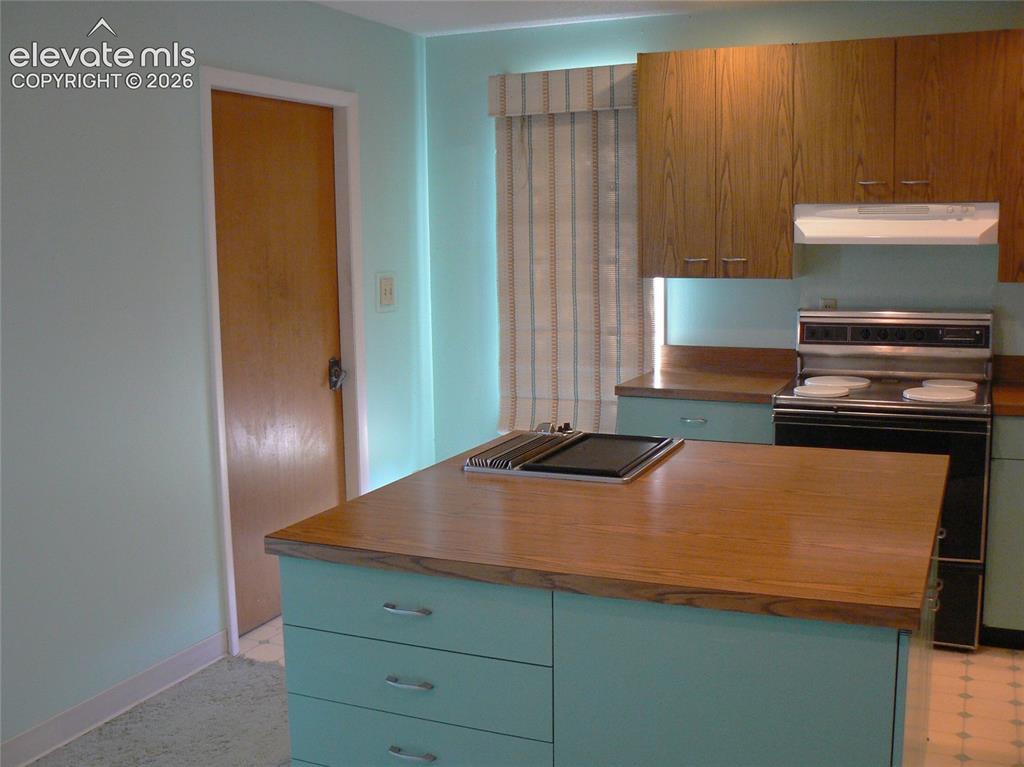 Image 16 of 50: Kitchen