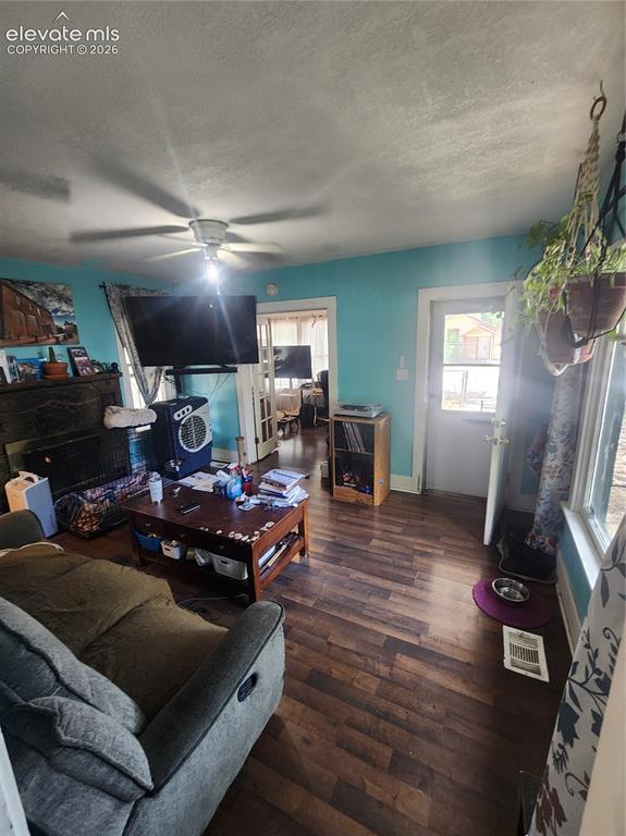 Image 11 of 18: Living Room