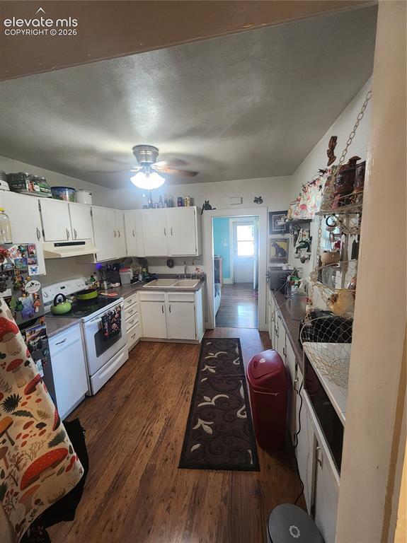 Image 12 of 18: Kitchen