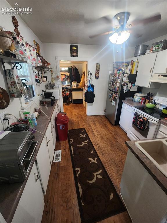 Image 13 of 18: Kitchen