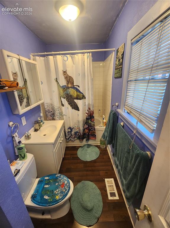 Image 17 of 18: Bathroom