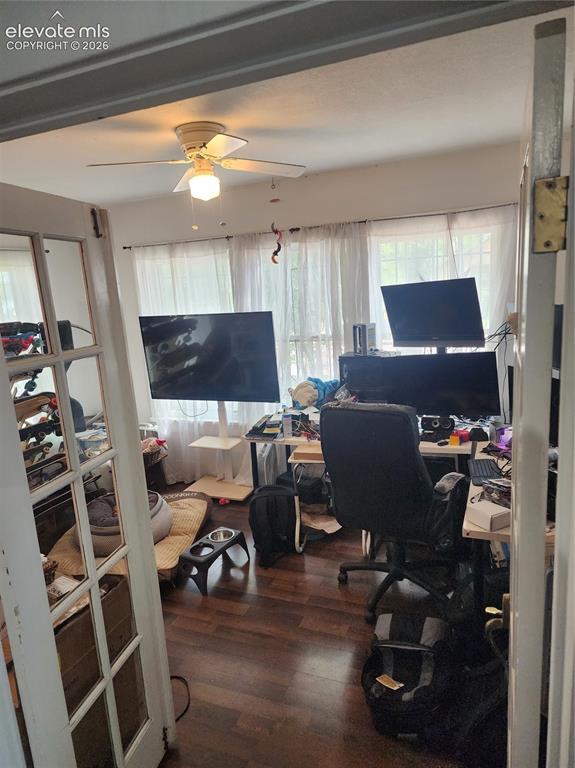 Image 18 of 18: Office