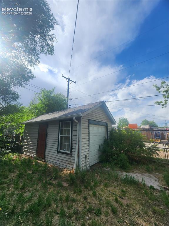 Image 7 of 9: Garage