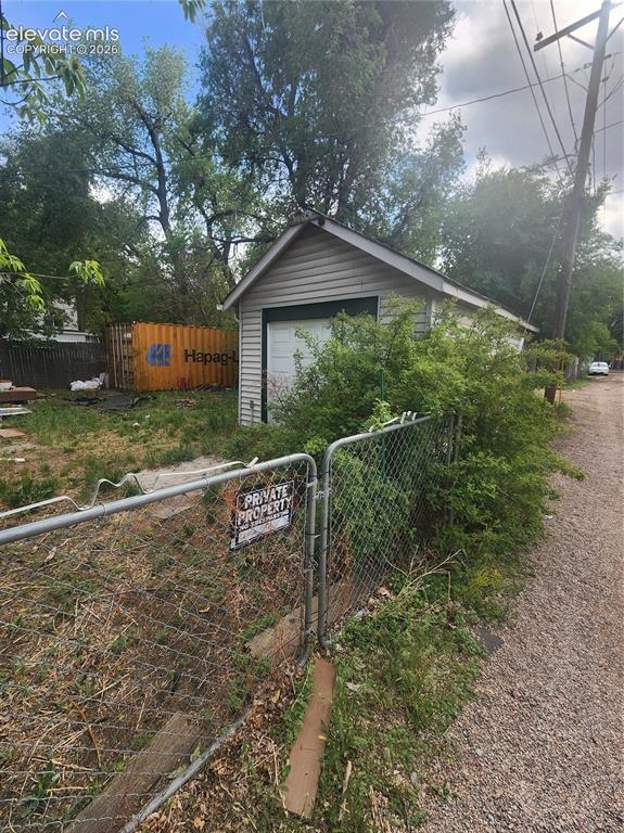 Image 8 of 9: Garage