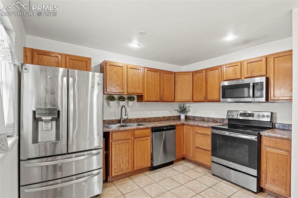 Image 11 of 24: Kitchen