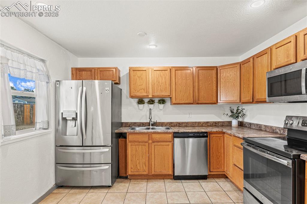 Image 12 of 24: Kitchen